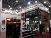 信川機(jī)械展位的接待區(qū)象家，象咖啡館。